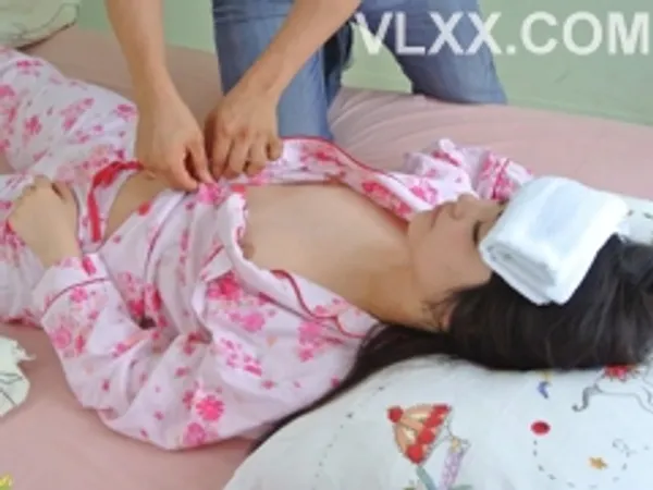 Anh ruột “chăm sóc” em gái đang bệnh